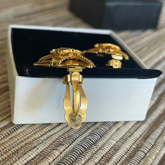 Vintage Authentic Chanel clip on Earrings w/Box - Picture 7 of 12